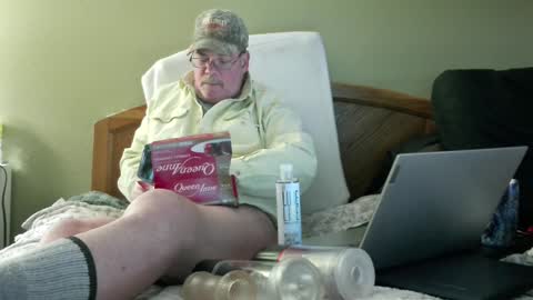 Snapshot of eyeswideshut63 chatting on December 22, 2024, 10:36 pm Eyeswideshut63 online show from December 22, 2024, 10:36 pm