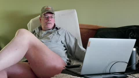 Snapshot of eyeswideshut63 chatting on January 18, 2025, 6:43 pm Eyeswideshut63 online show from January 18, 2025, 6:43 pm
