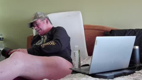 Snapshot of eyeswideshut63 chatting on January 20, 2025, 5:27 pm Eyeswideshut63 online show from January 20, 2025, 5:27 pm