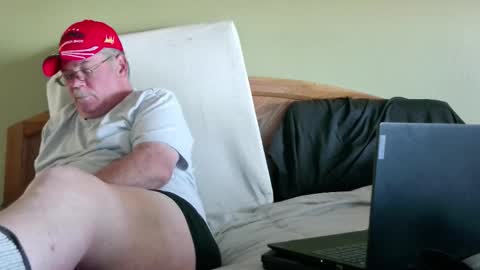 Snapshot of eyeswideshut63 chatting on October 18, 2025, 10:43 pm Eyeswideshut63 online show from October 18, 2025, 10:43 pm