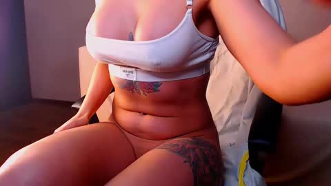 Elli  online show from February 25, 2025, 8:30 pm
