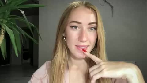 fairy_face online show from September 9, 2025, 9:14 pm