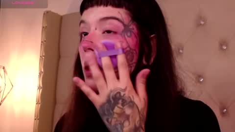 Snapshot of fairyflexxx chatting on December 22, 2024, 8:27 am Fairy online show from December 22, 2024, 8:27 am