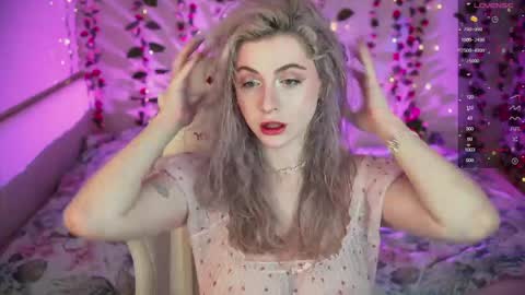 Snapshot of fairyvi chatting on June 7, 2026, 7:34 am Vi online show from June 7, 2026, 7:34 am