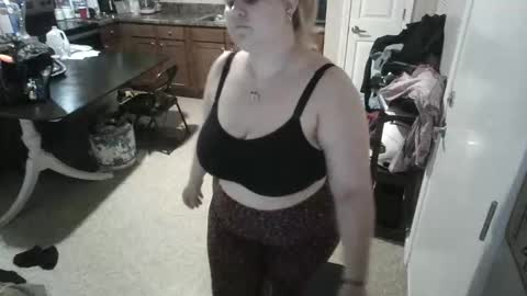 fall_flowers96 online show from April 27, 2026, 2:31 am