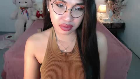 Layla online show from December 8, 2024, 1:25 pm
