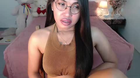 Layla online show from February 6, 2025, 6:13 pm