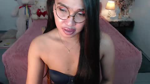 Layla online show from February 17, 2025, 6:53 am