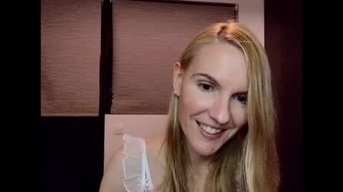 Snapshot of fanny_posy chatting on January 4, 2025, 4:23 am Fanny online show from January 4, 2025, 4:23 am