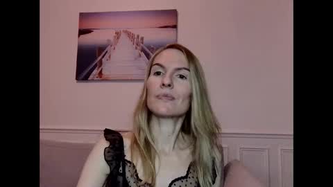 Snapshot of fanny_posy chatting on January 8, 2025, 11:52 pm Fanny online show from January 8, 2025, 11:52 pm