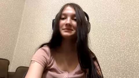 Aurora 18yo online show from November 8, 2025, 8:36 am