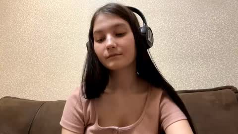 Aurora 18yo online show from November 10, 2025, 8:24 am