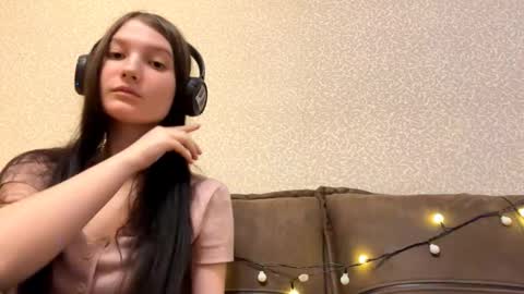 Aurora 18yo online show from December 17, 2025, 9:15 am