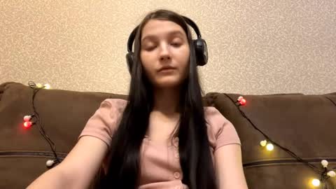 Aurora 18yo online show from December 19, 2025, 8:43 am
