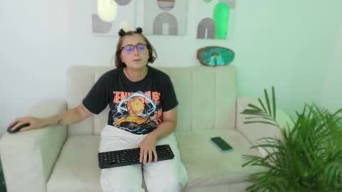 Snapshot of feelina_firesoul chatting on October 7, 2025, 9:56 pm Feelena online show from October 7, 2025, 9:56 pm