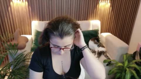 Feelena online show from November 5, 2025, 7:14 pm