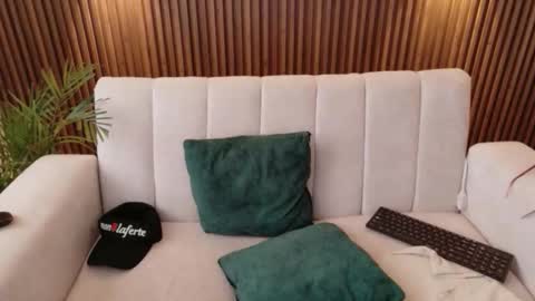 Feelena online show from November 22, 2025, 6:07 pm