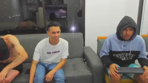 feet__men online show from February 23, 2025, 4:17 am