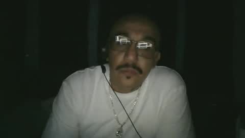 felixrlarios25 online show from May 3, 2026, 3:34 am