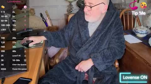 Snapshot of fellainsp8 chatting on December 3, 2025, 8:12 am Adam online show from December 3, 2025, 8:12 am