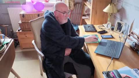 Snapshot of fellainsp8 chatting on June 17, 2026, 7:33 am Adam online show from June 17, 2026, 7:33 am