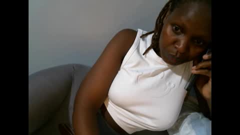 Snapshot of femaqueen chatting on October 5, 2025, 8:40 pm Navil online show from October 5, 2025, 8:40 pm