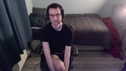 Snapshot of femboyskye chatting on October 26, 2025, 12:49 am Skye online show from October 26, 2025, 12:49 am