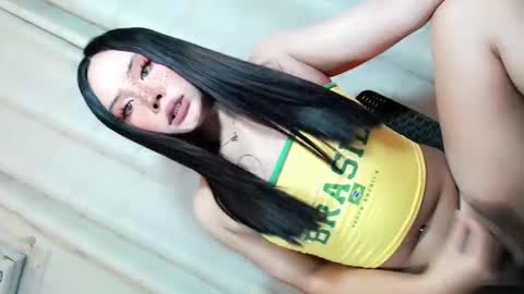 Snapshot of feminine_elle chatting on June 3, 2026, 9:23 am elle online show from June 3, 2026, 9:23 am
