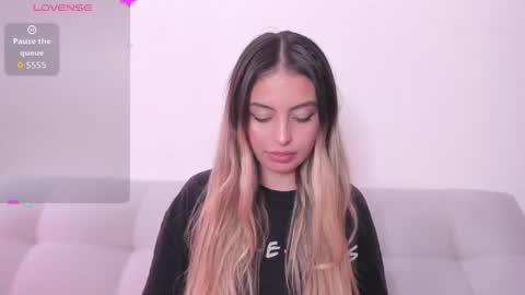 fernanda  online show from May 11, 2026, 4:04 pm