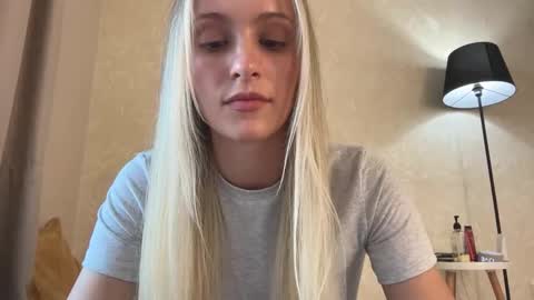 Snapshot of fflloowweerr chatting on September 20, 2025, 10:49 am Lisa online show from September 20, 2025, 10:49 am