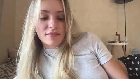 Snapshot of fflloowweerr chatting on September 21, 2025, 9:00 am Lisa online show from September 21, 2025, 9:00 am