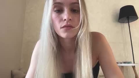 Snapshot of fflloowweerr chatting on September 24, 2025, 8:28 am Lisa online show from September 24, 2025, 8:28 am