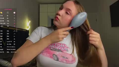 Snapshot of fififlower chatting on June 9, 2026, 5:24 pm Rebecca online show from June 9, 2026, 5:24 pm