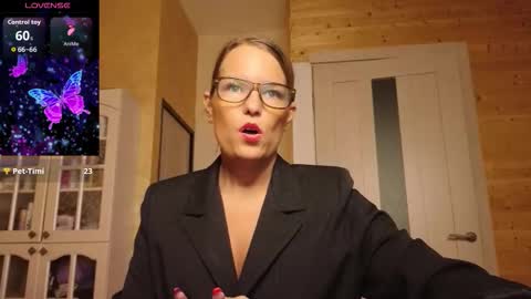 Snapshot of findom_lady_shine chatting on October 5, 2025, 12:53 am Lady online show from October 5, 2025, 12:53 am