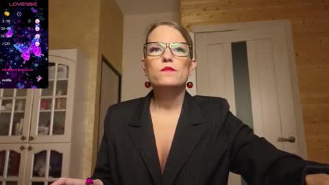 Snapshot of findom_lady_shine chatting on October 15, 2025, 10:32 pm Lady online show from October 15, 2025, 10:32 pm