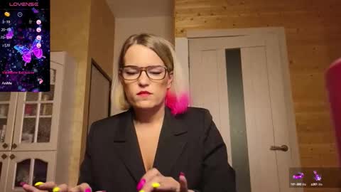 Snapshot of findom_lady_shine chatting on October 17, 2025, 1:09 am Lady online show from October 17, 2025, 1:09 am