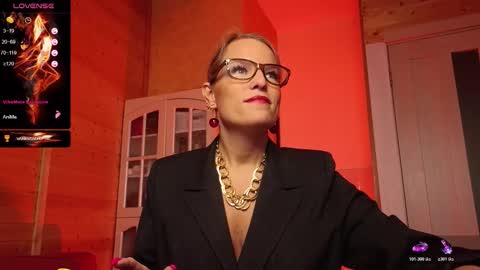 Snapshot of findom_lady_shine chatting on November 28, 2025, 11:18 pm Lady online show from November 28, 2025, 11:18 pm