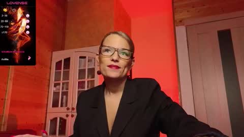 Snapshot of findom_lady_shine chatting on December 15, 2025, 7:07 pm Lady online show from December 15, 2025, 7:07 pm