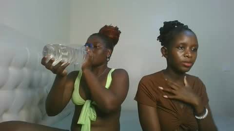 Snapshot of fine_melanie chatting on October 17, 2025, 8:55 pm melanie online show from October 17, 2025, 8:55 pm