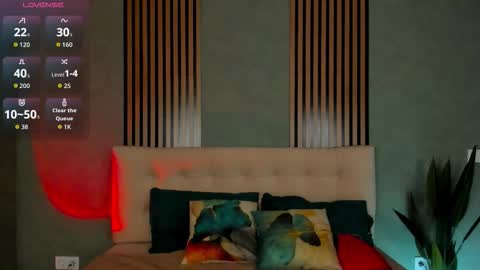 im Linda please give me thumbs up online show from December 20, 2025, 3:35 am