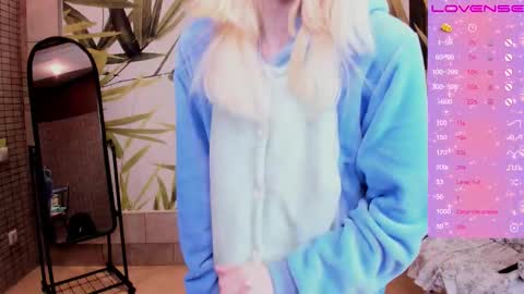 Snapshot of fleximona chatting on December 13, 2025, 7:53 pm FlexiMona online show from December 13, 2025, 7:53 pm