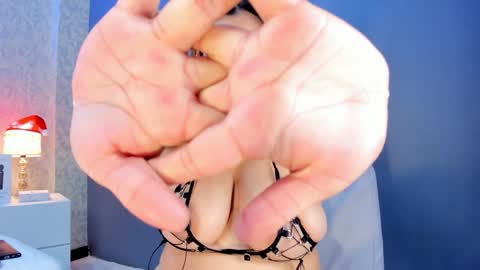Snapshot of floratwisted_ chatting on December 10, 2024, 3:41 am My name is Flora Dont forget to follow me IG twflora23 online show from December 10, 2024, 3:41 am