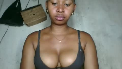 florencia011 online show from November 9, 2025, 1:42 pm