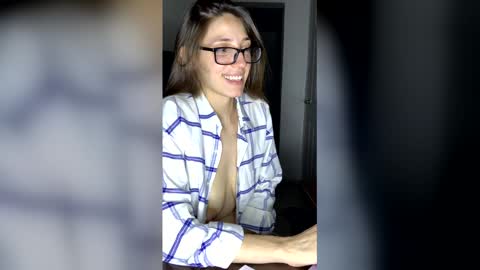 floresfiona online show from June 5, 2026, 3:24 am