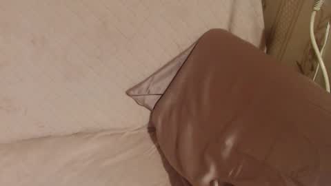 say meow and send tip  online show from November 7, 2025, 6:19 pm