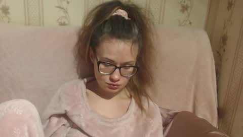 say meow and send tip  online show from December 17, 2025, 12:33 pm