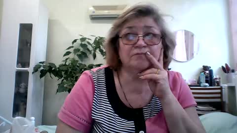 Snapshot of flowerlover8 chatting on February 1, 2025, 9:21 am Flowerlower online show from February 1, 2025, 9:21 am
