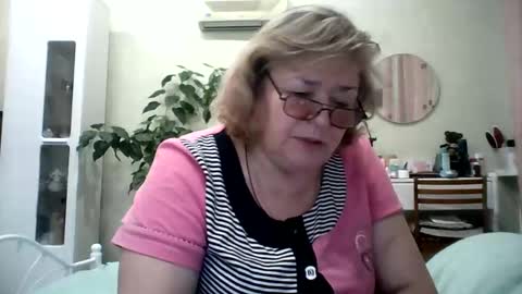Snapshot of flowerlover8 chatting on February 1, 2025, 6:51 pm Flowerlower online show from February 1, 2025, 6:51 pm