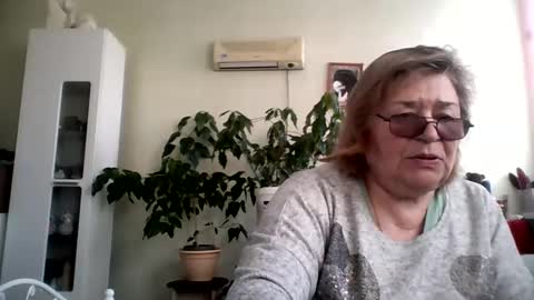 Snapshot of flowerlover8 chatting on February 5, 2025, 10:51 am Flowerlower online show from February 5, 2025, 10:51 am