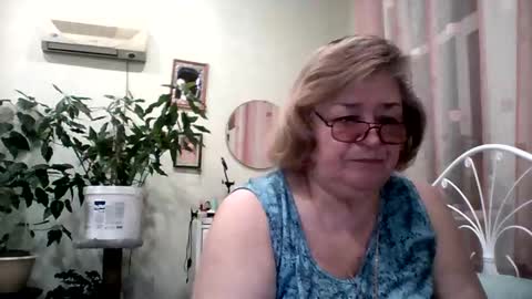 Snapshot of flowerlover8 chatting on February 9, 2025, 4:04 am Flowerlower online show from February 9, 2025, 4:04 am